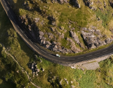 Car yn ymdroelli trwy Nant Gwynant, Eryri