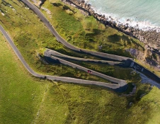 Car yn gyrru ar hyd ffordd igam-ogam ar The Great Orme.