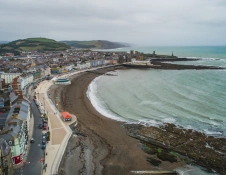 Golygfa o'r awyr o'r traeth a'r môr