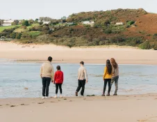 Teulu yn Bae y Tri Chlogwyn, Gŵyr, Gorllewin Cymru.