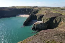 <p>Bae Drws yr Eglwys, Arfordir Sir Benfro&nbsp;</p>