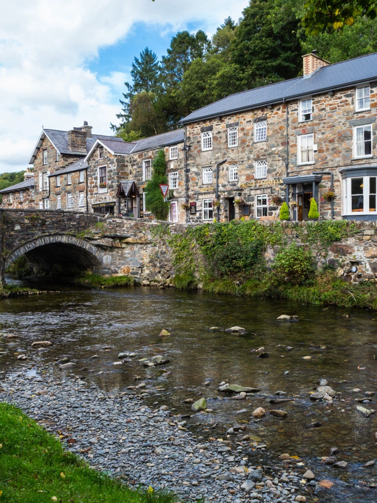 Tai cerrig a phont wrth yr afon