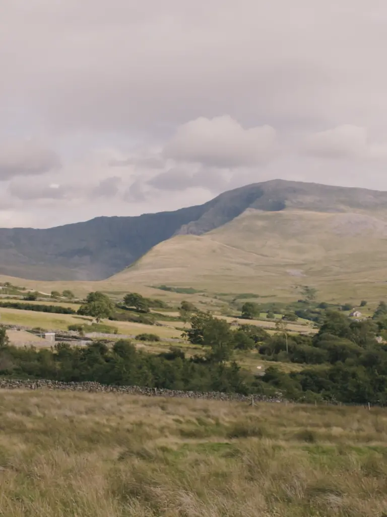 Llun o'r dyffryn a'r mynyddoedd o'i amgylch ym Methesda