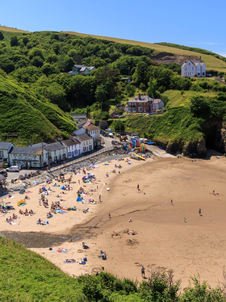 Golygfa o'r awyr o bentref ar y traeth.