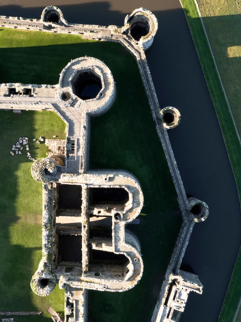 Castell Biwmares o’r awyr.