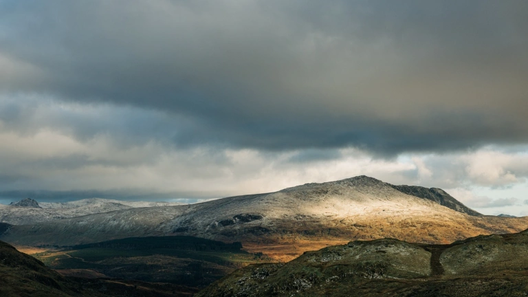 Tirwedd Blaenau Ffestiniog gydag ychydig o eira ar y mynyddoedd.