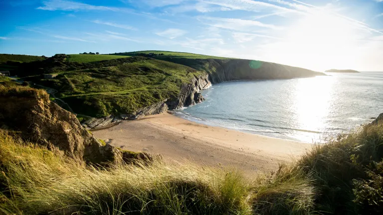 Llun o draeth Mwnt