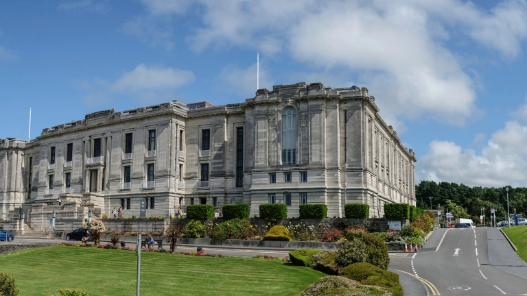 Llun o'r tu allan i adeilad Llyfrgell Genedlaethol Cymru