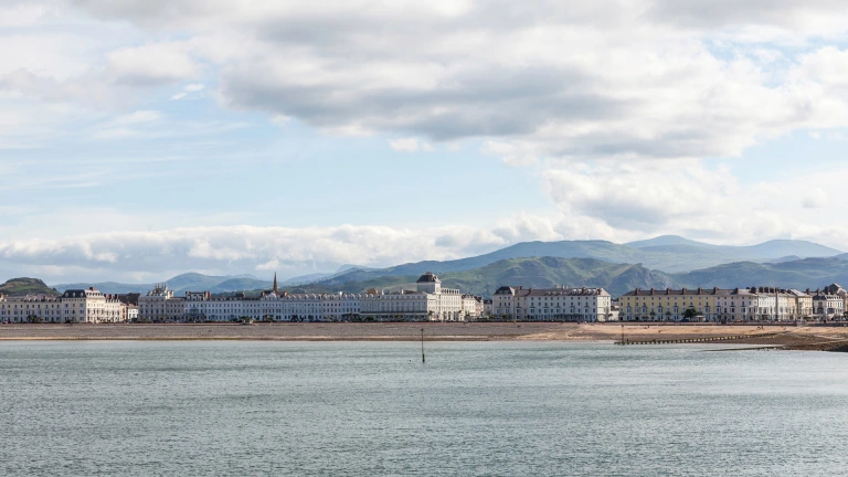 Golygfa o lan môr Llandudno o'r môr