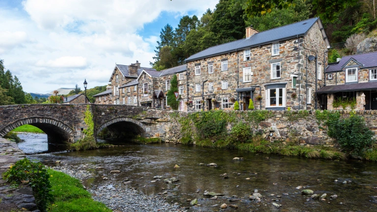 Tai cerrig a phont wrth yr afon