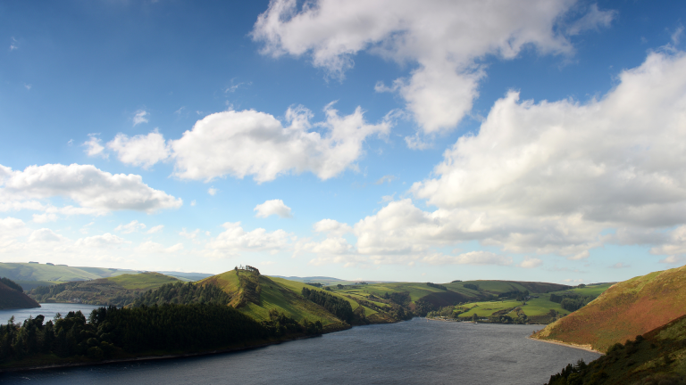 Llun o'r awyr o Lyn Clywedog ar ddiwrnod braf
