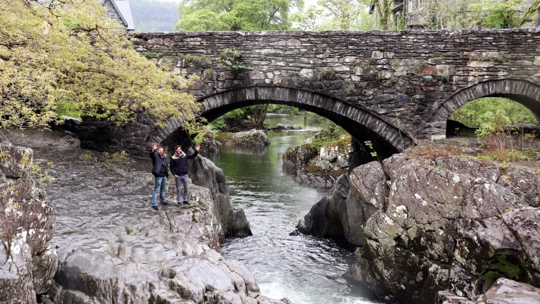Pont garreg lwyd dros afon gul.