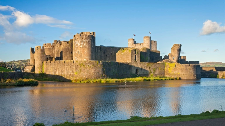Golygfa o du allan castell wedi'i amgylchynu â dŵr