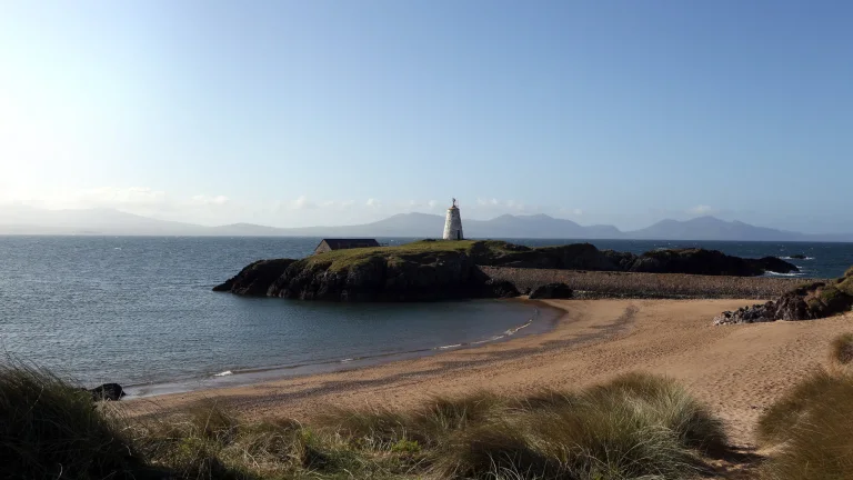 Traeth gydag oleudy