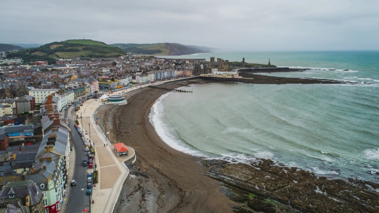 Golygfa o'r awyr o'r traeth a'r môr