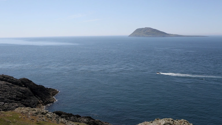 Golygfa o Ynys Enlli o ben de-orllewinol