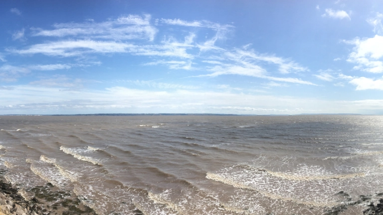 Traeth ar lanw mawr.