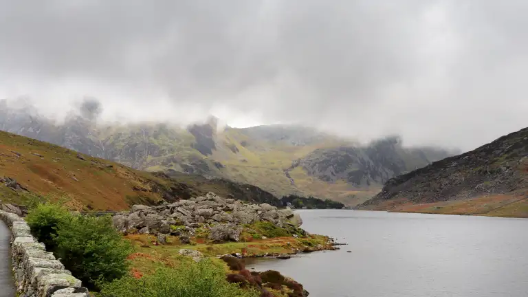 llyn ag awyr niwlog.