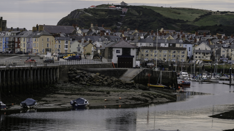Golygfa ar draws y dŵr i dref Aberystwyth