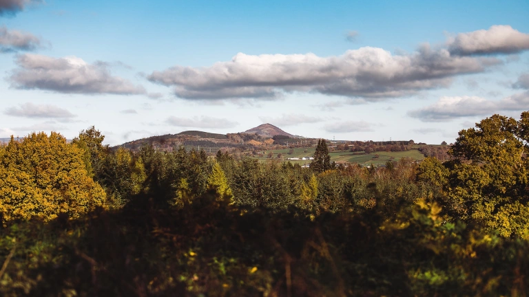 Golygfeydd o fynydd a choetir o Gamlas Sir Fynwy a Brycheiniog.