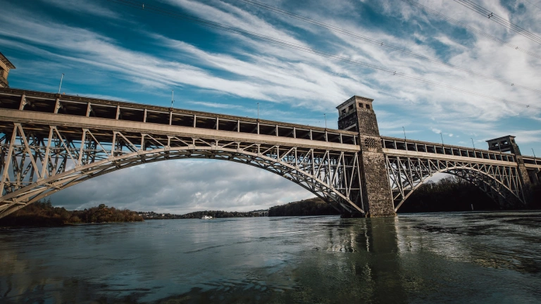 Pont Britannia o'r Fenai.