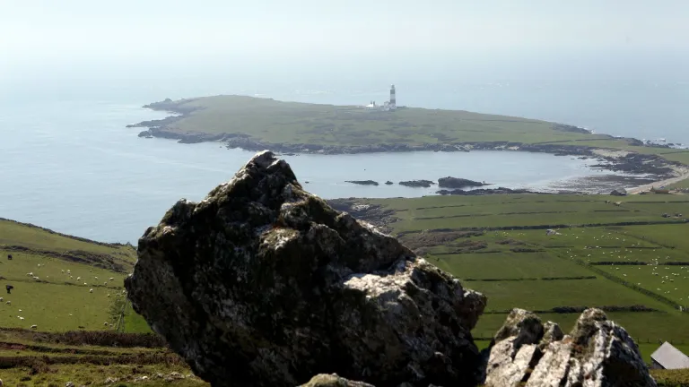 Golygfa o Ynys Enlli 