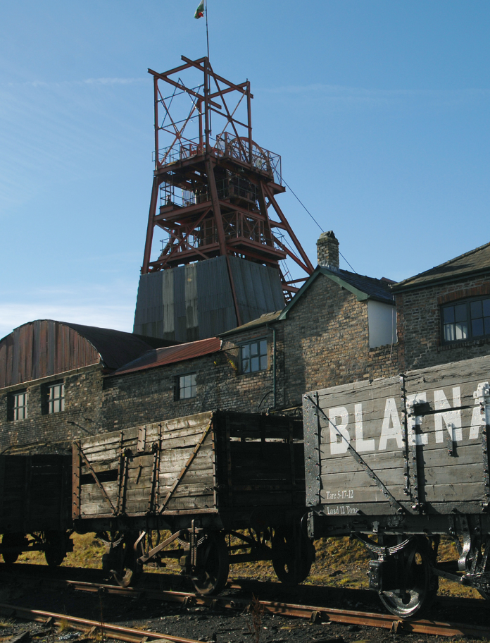 Wagons a thwr pen y pwll yn Big Pit.