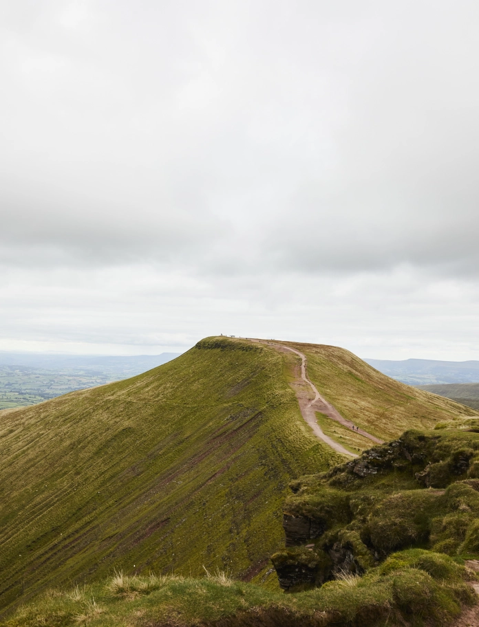 Pen y Fan yn y Bannau Brycheiniog ar ddiwrnod cymylog