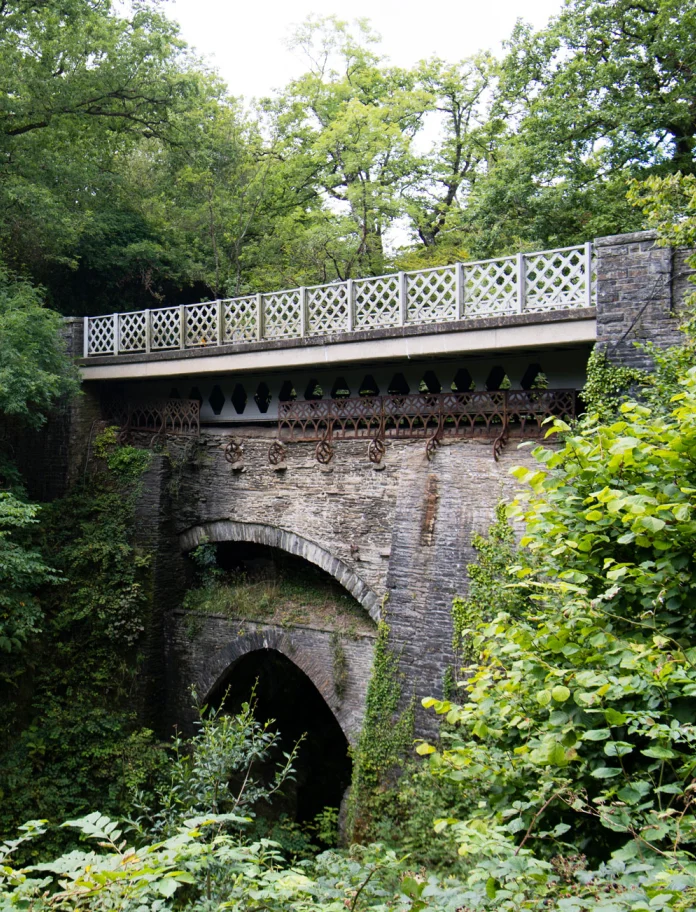 Y tair pont ym Mhontarfynach yng nghanol y coed