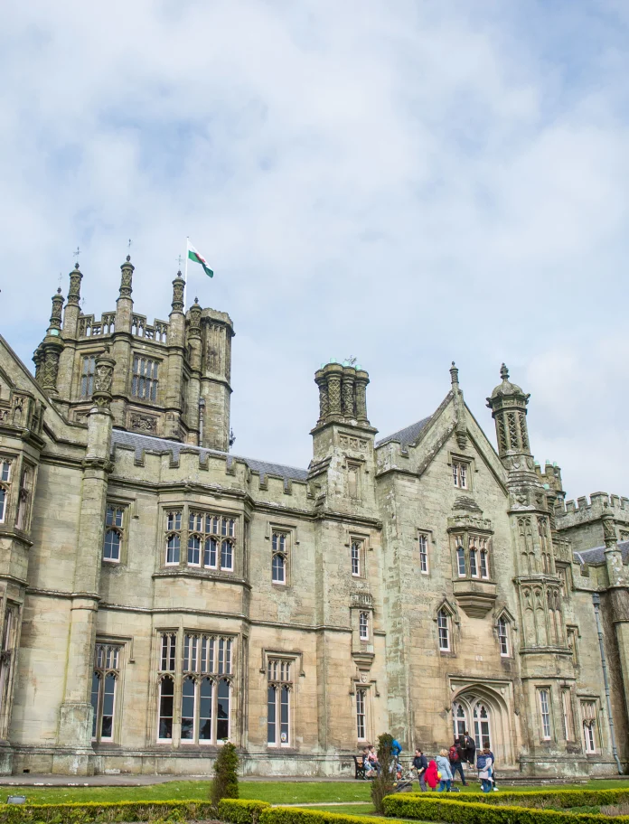 Llun o'r tu allan i Gastell Margam