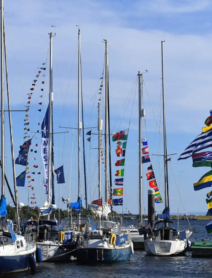 Cychod ym marina Caerdydd