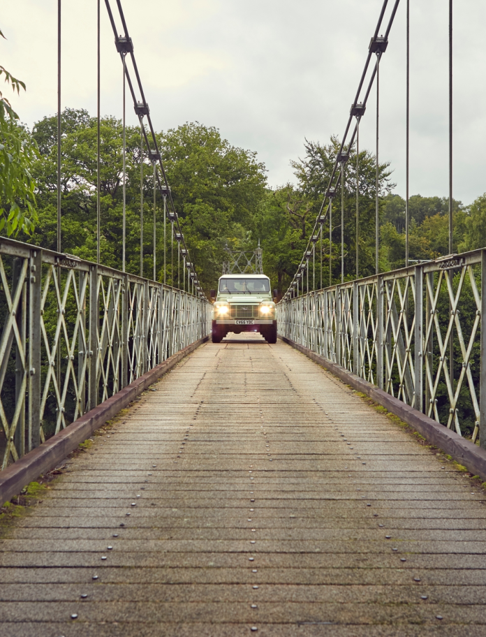 Car yn croesi pont yn Erwyd, Canolbarth Cymru.