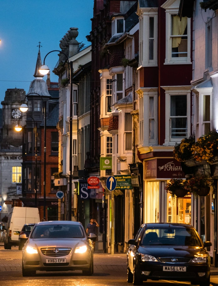 Stryd yn nhref Aberystwyth gyda'r nos