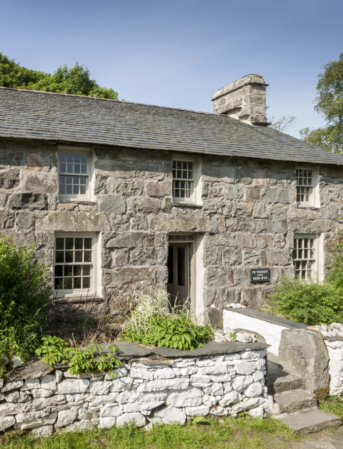 Llun o'r tu allan i hen ffermdy cerrig