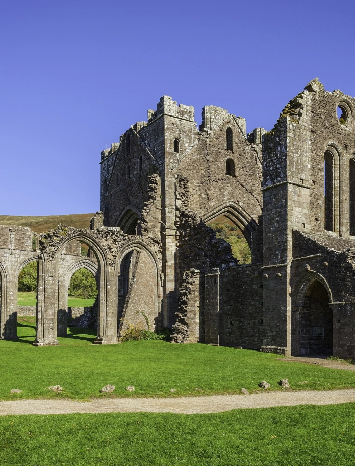 Llun o adfeilion Priordy Llanddewi Nant Hodni