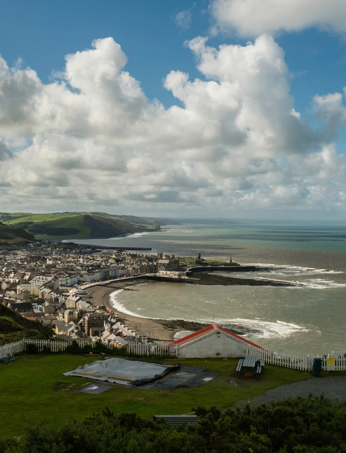 Edrych i lawr ar Aberystwyth o Graig Glais, yn cynnwys y prom a'r pier