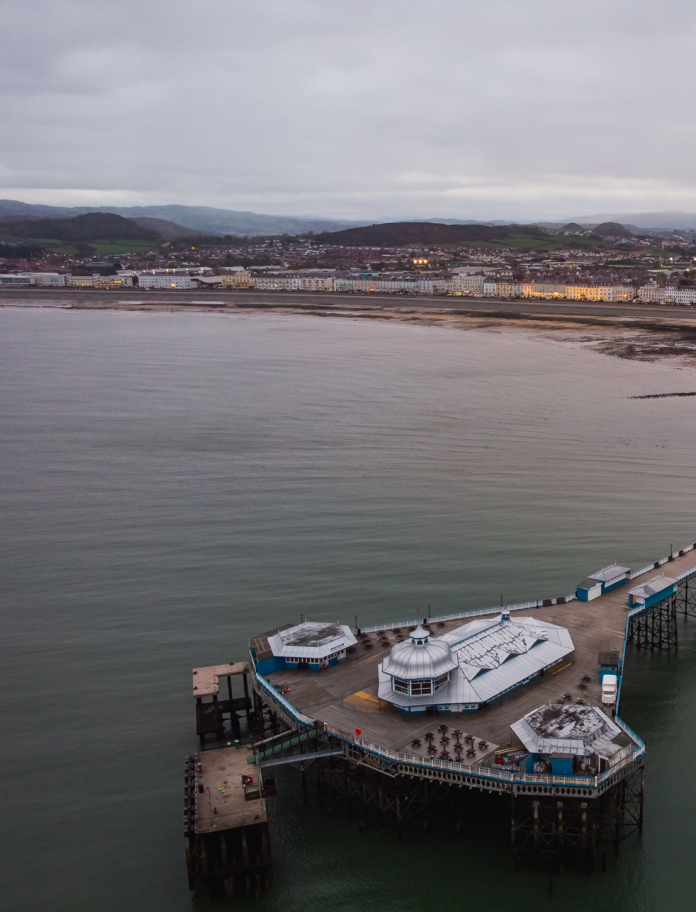 Golygfa o Landudno o'r pier