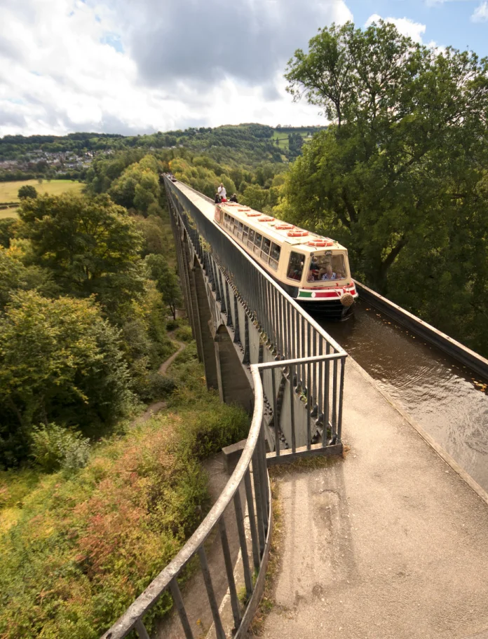 Cwch camlas yn mynd dros Draphont Ddŵr Pontcysyllte.