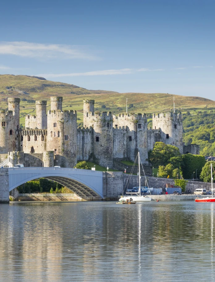 Golygfa yn edrych dros y dŵr tuag at Gastell Conwy