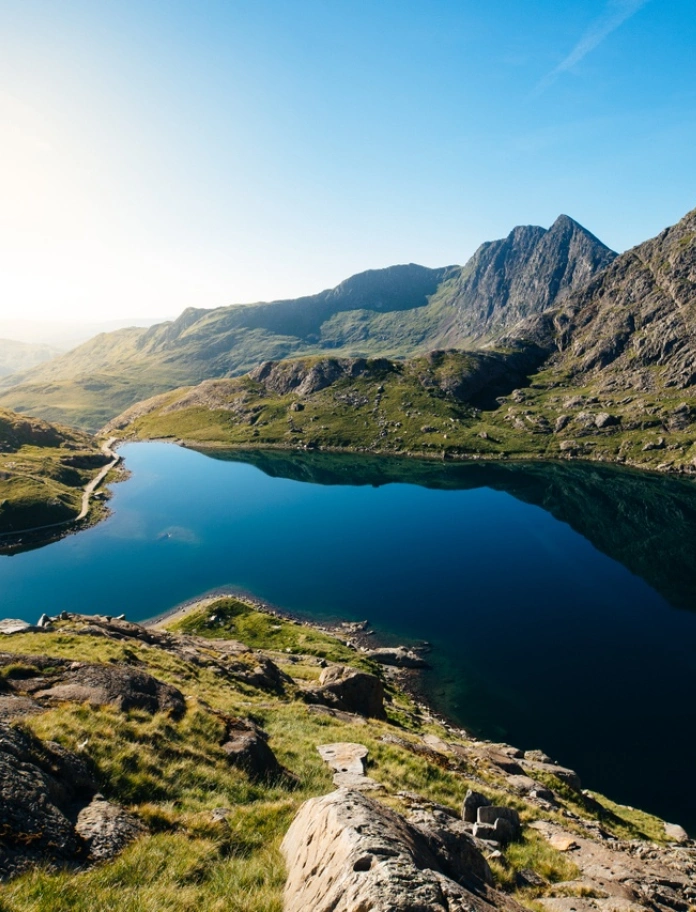 Golygfa o fynyddoedd o amgylch llyn