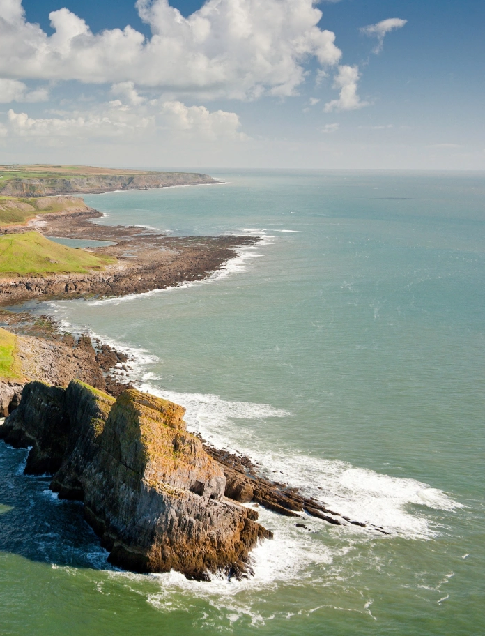 Golygfa o'r awyr o Ben Pyrod yn ymestyn allan i'r môr