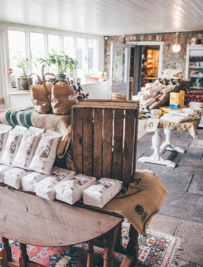 Tu fewn i siop Wright's Food Emporium
