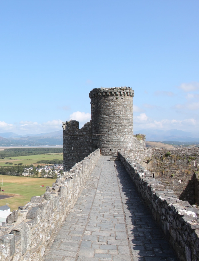 Golygfeydd o’r arfordir o ragfuriau’r castell.