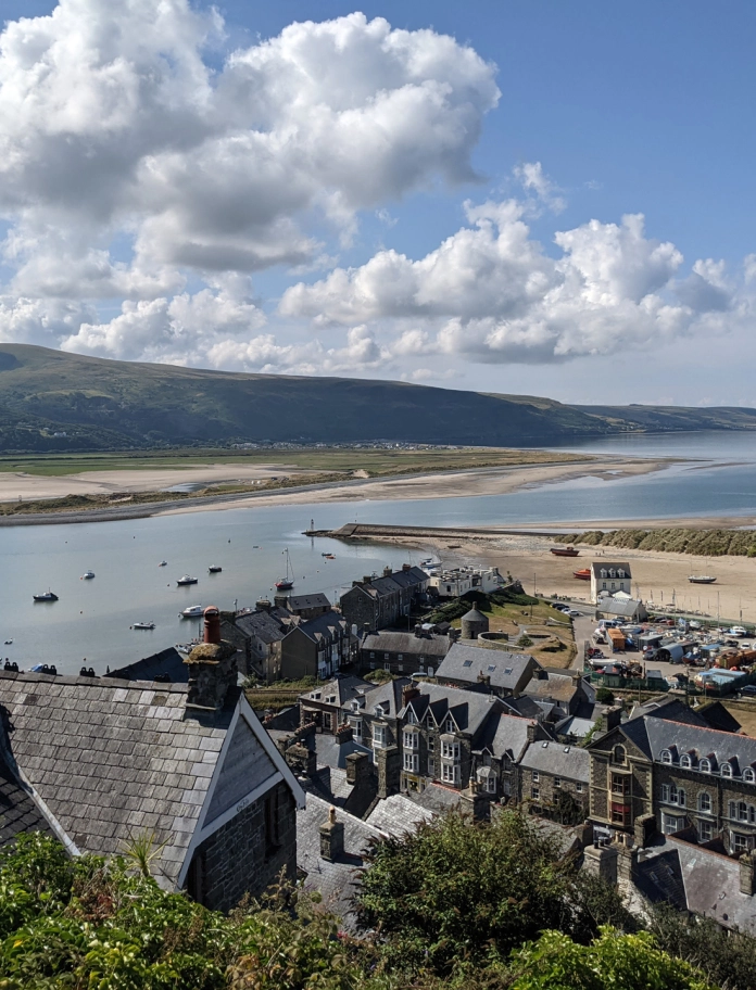 Golygfeydd dros dref glan môr ac aber o’r uchelderau.