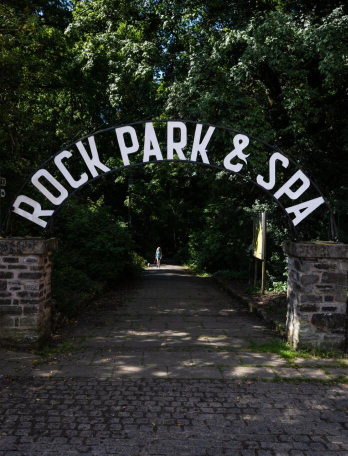 Mae’r fynedfa i’r parc yn cynnwys arwydd mawr yn nodi ‘Rock Park & Spa’.