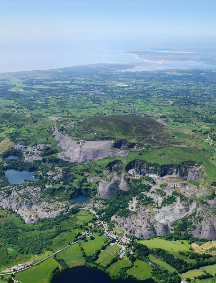 Llun o'r awyr o dirwedd chwareyddol Dyffryn Nantlle.