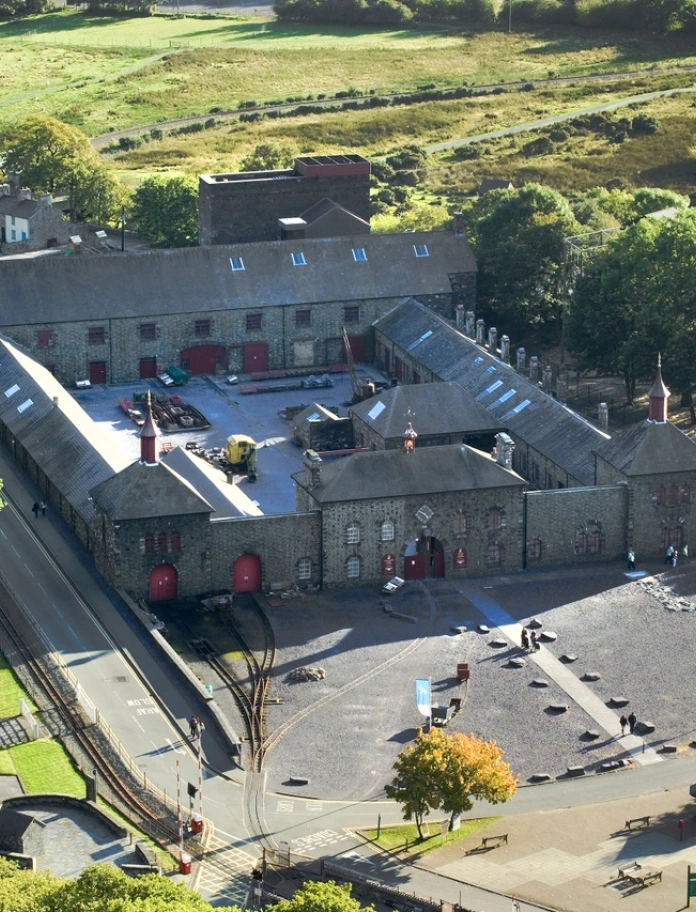 Llun o'r awyr o Amgueddfa Lechi Cymru ar safle hen weithdai'r chwarel.