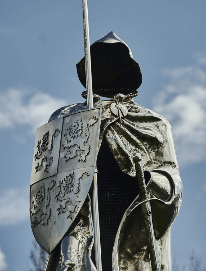 Cerflun dur o Llywelyn ap Gruffydd Fychan. Mae'n gwisgo clogwyn, a'n dal gwaywffon a tharian gyda phedwar llew arno.