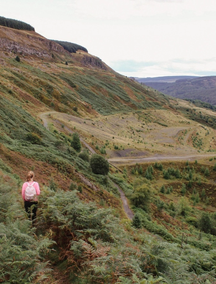 Cerddwr ar daith gylchol Pen Pych