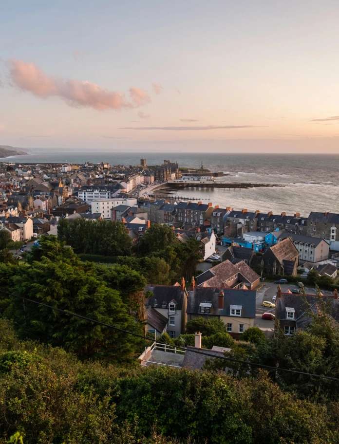Golwg o Aberystwyth o’r awyr.